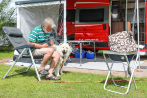 Tag på camping med hund i Jylland, Danmark, på Skive Fjord Camping. Her er hunde i alle størrelser velkommen til en hundevenlig ferie på campingpladsen